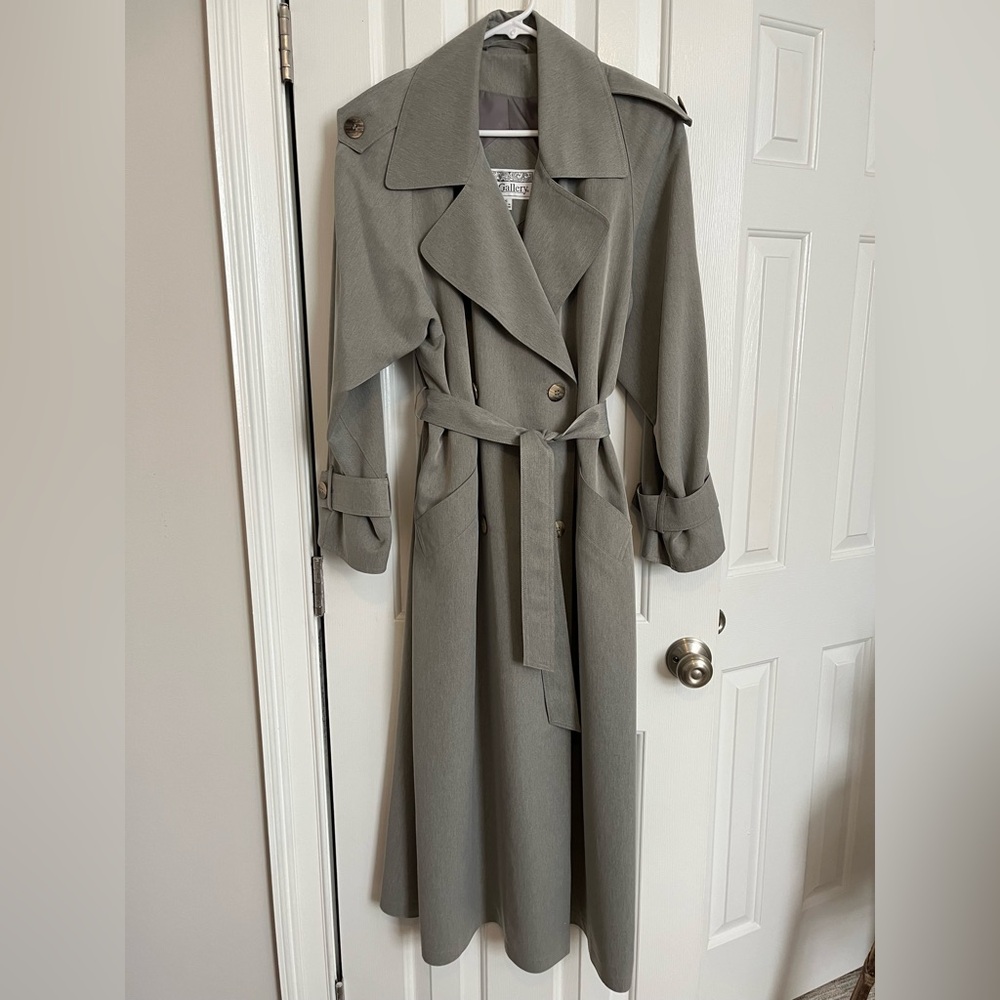 Vintage trench coat. Light grey. Size 6. Brand: Gallery